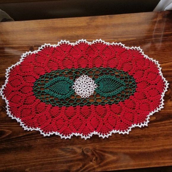 New Hand Crafted Pineapple Oval Doily, Red, Green, & White  25 1/2" x 15" - Picture 2 of 6